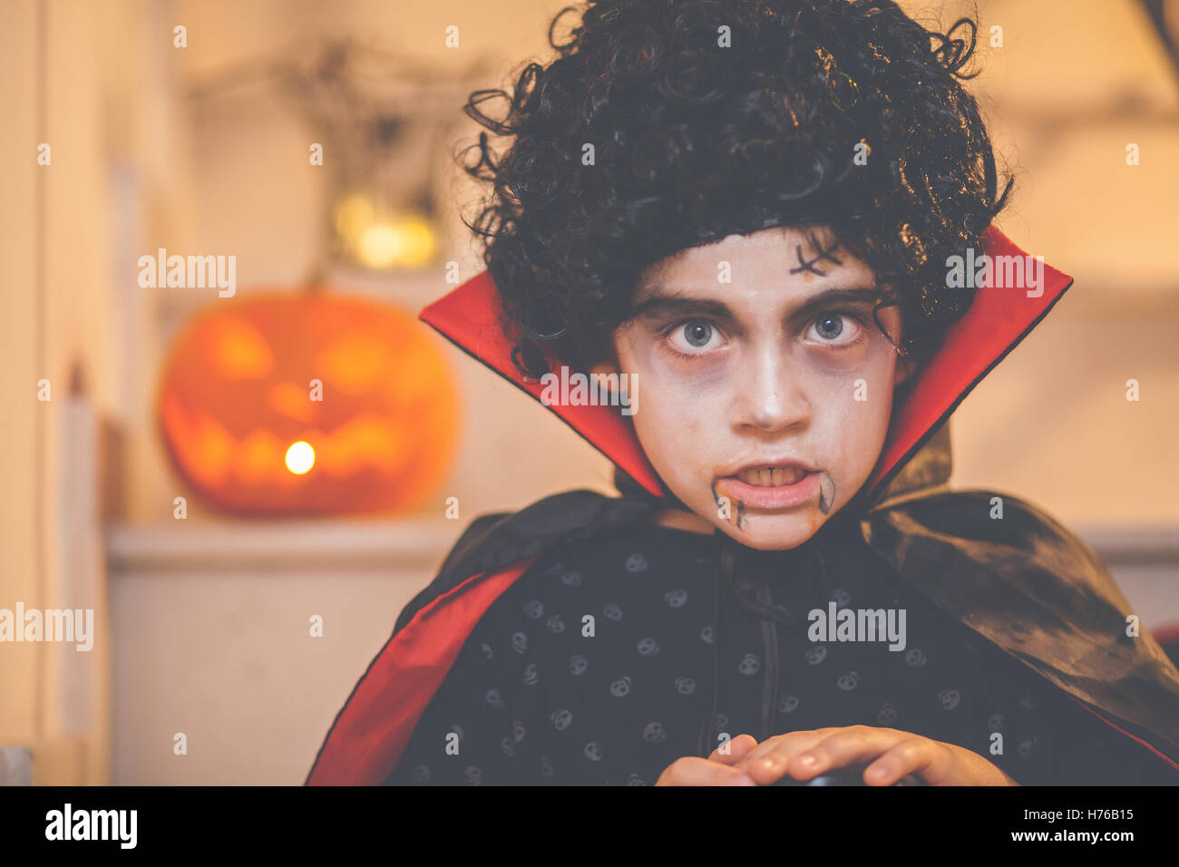 Portrait d'un garçon vêtu d'un costume de Dracula halloween Banque D'Images