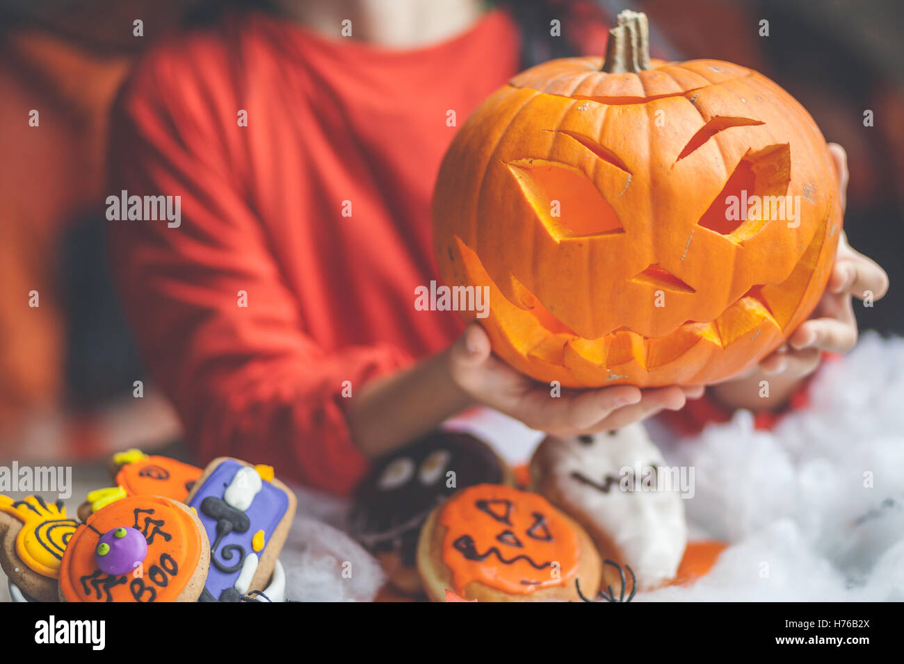 Boy holding a jack-o-lantern halloween citrouille Banque D'Images