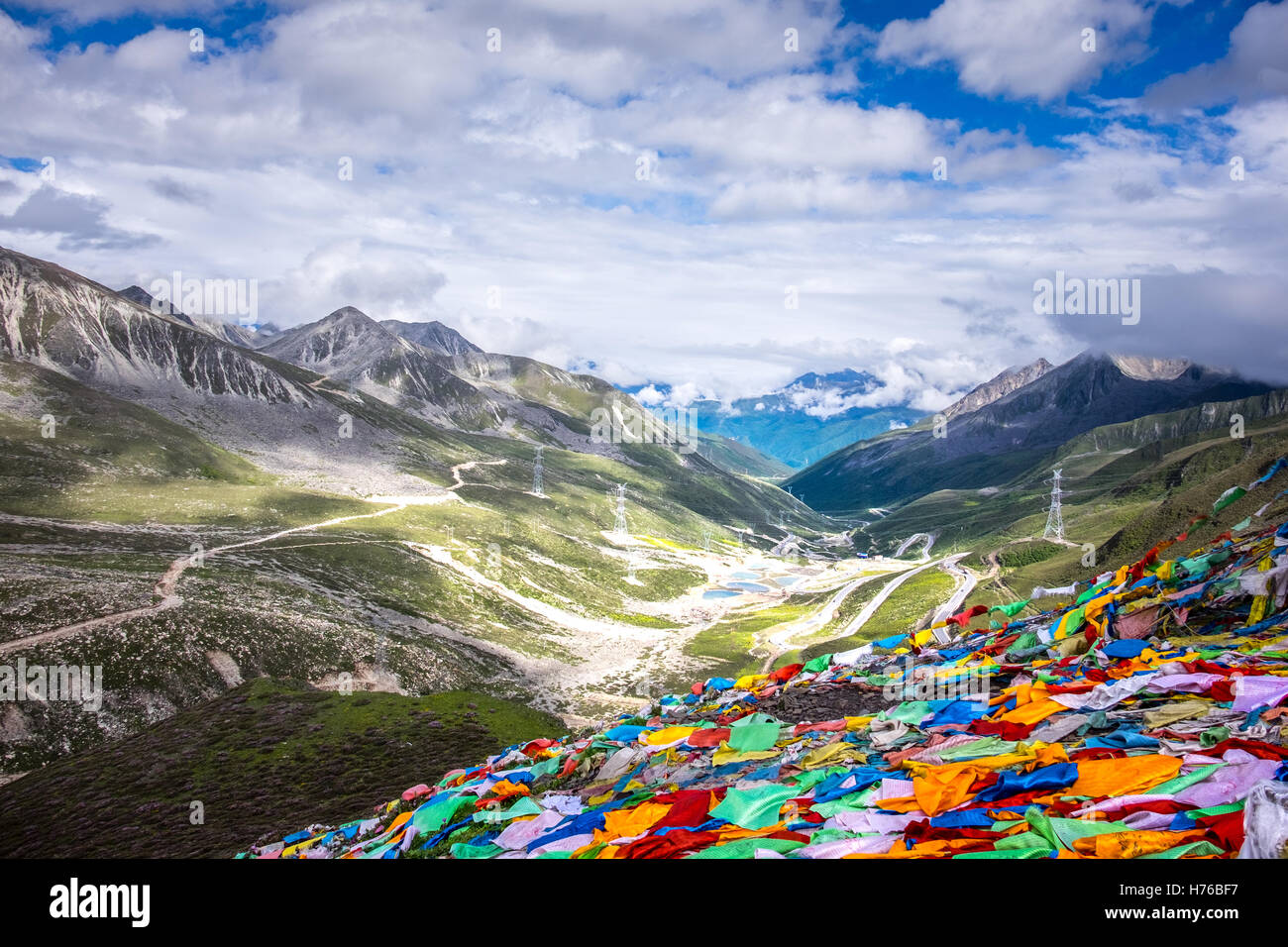 Les drapeaux de prières dans les montagnes, le Mont Zheduoshan, Chine Banque D'Images Les drapeaux de prières dans les montagnes, le Mont Zheduoshan, Chine Banque D'Images