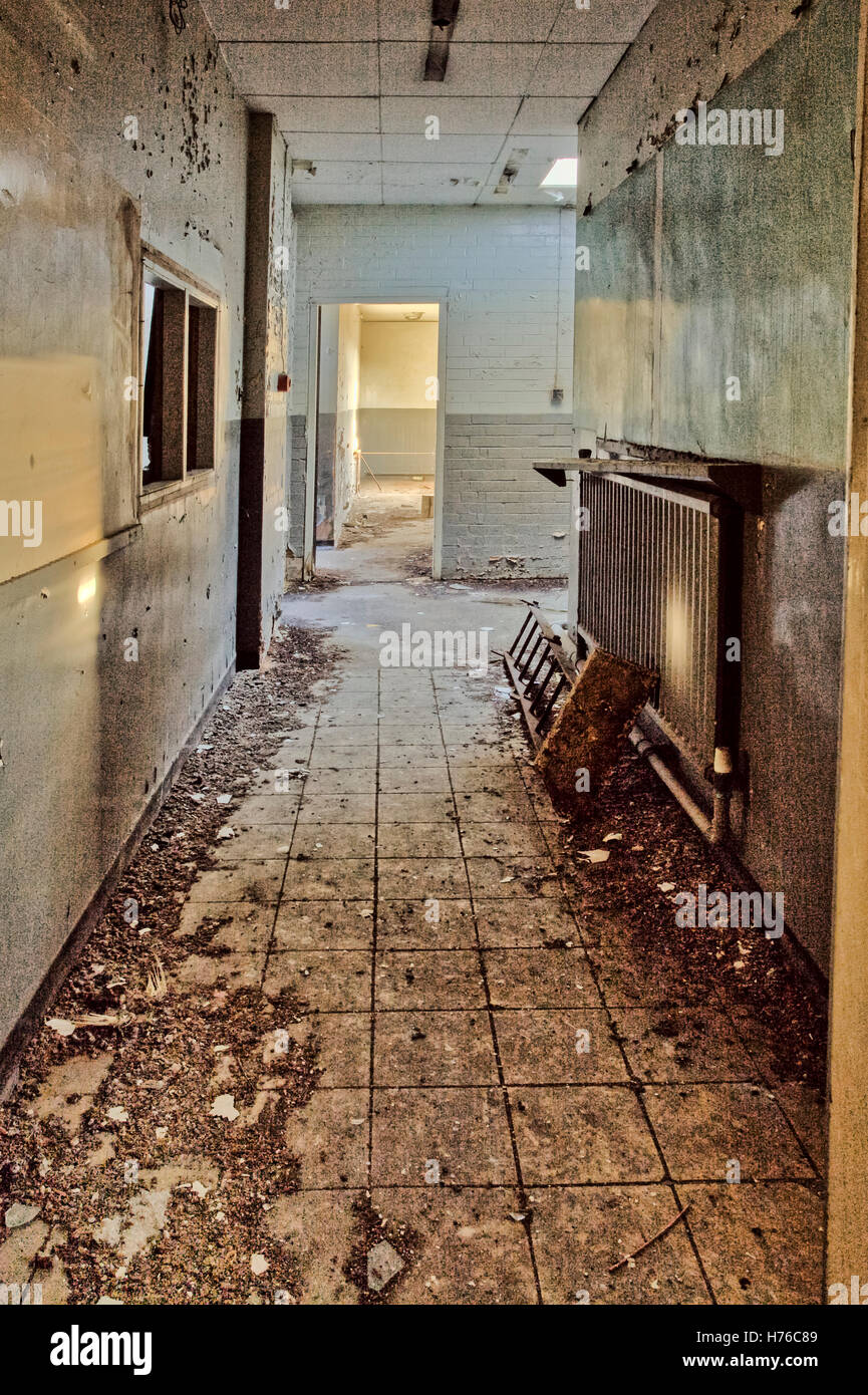 Atelier abandonné corridor, l'exploration urbaine, hdr Banque D'Images