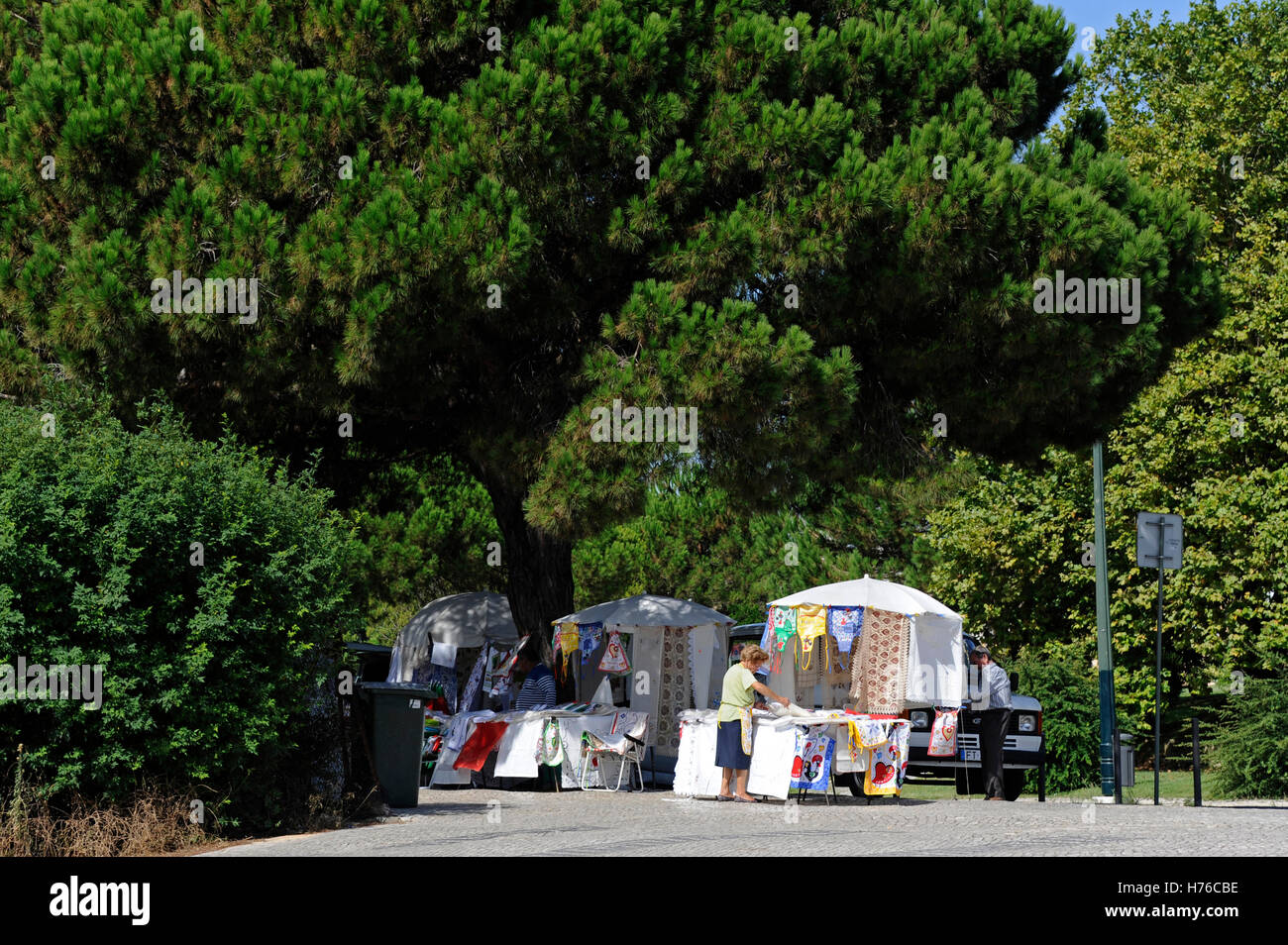 Vendeurs cadeaux dans Parque Edouardo VII, parc Édouard VII, Lisboa, Lisbonne, Portugal Banque D'Images