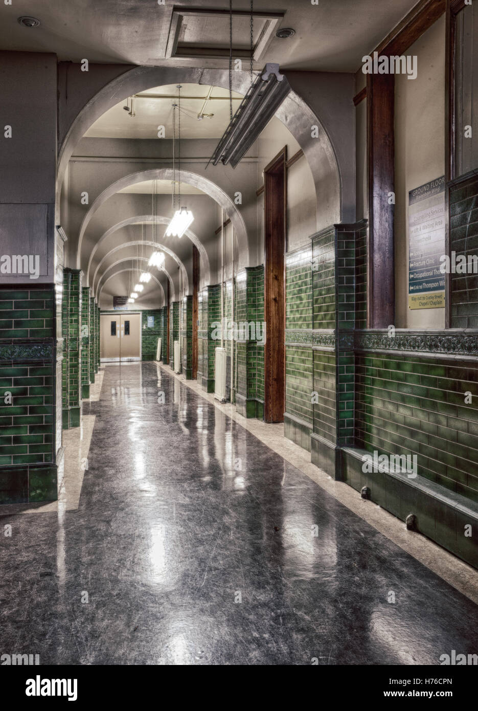 Abandonné high school corridor, l'exploration urbaine, hdr Banque D'Images