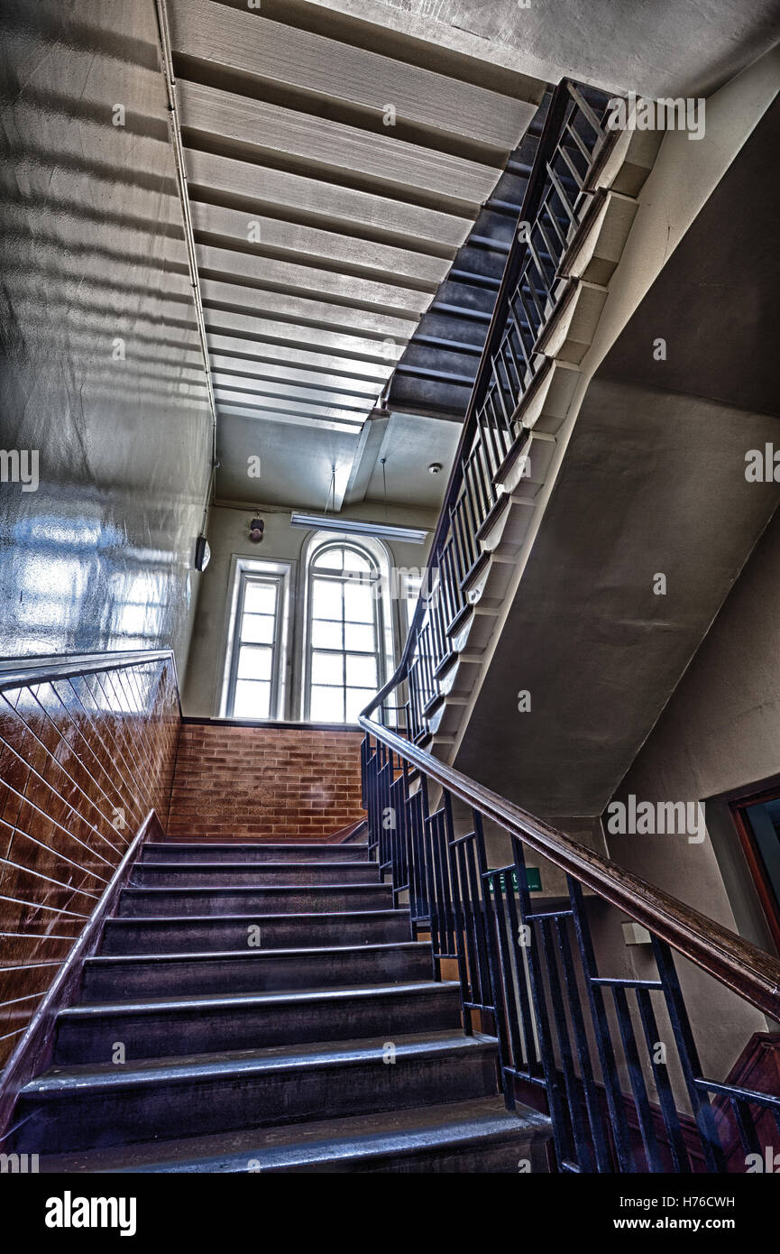 Escalier en bâtiment abandonné. HDR Banque D'Images