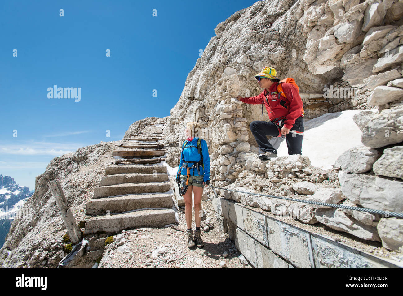 À l'escalade Via Ferrata Ivano Dibona dans les Dolomites, en Italie. Banque D'Images