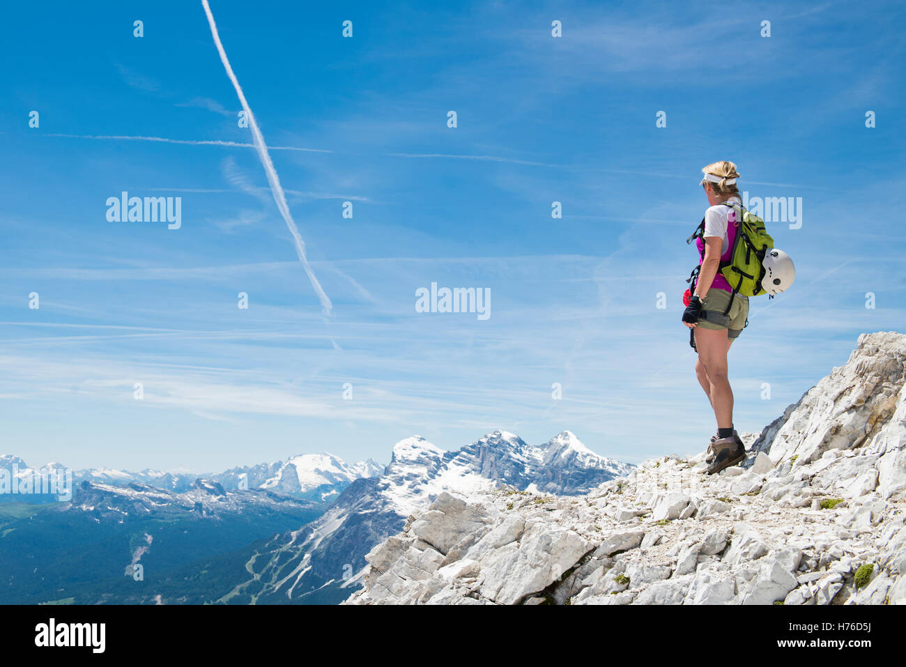 À l'escalade Via Ferrata Ivano Dibona dans les Dolomites, en Italie. Banque D'Images