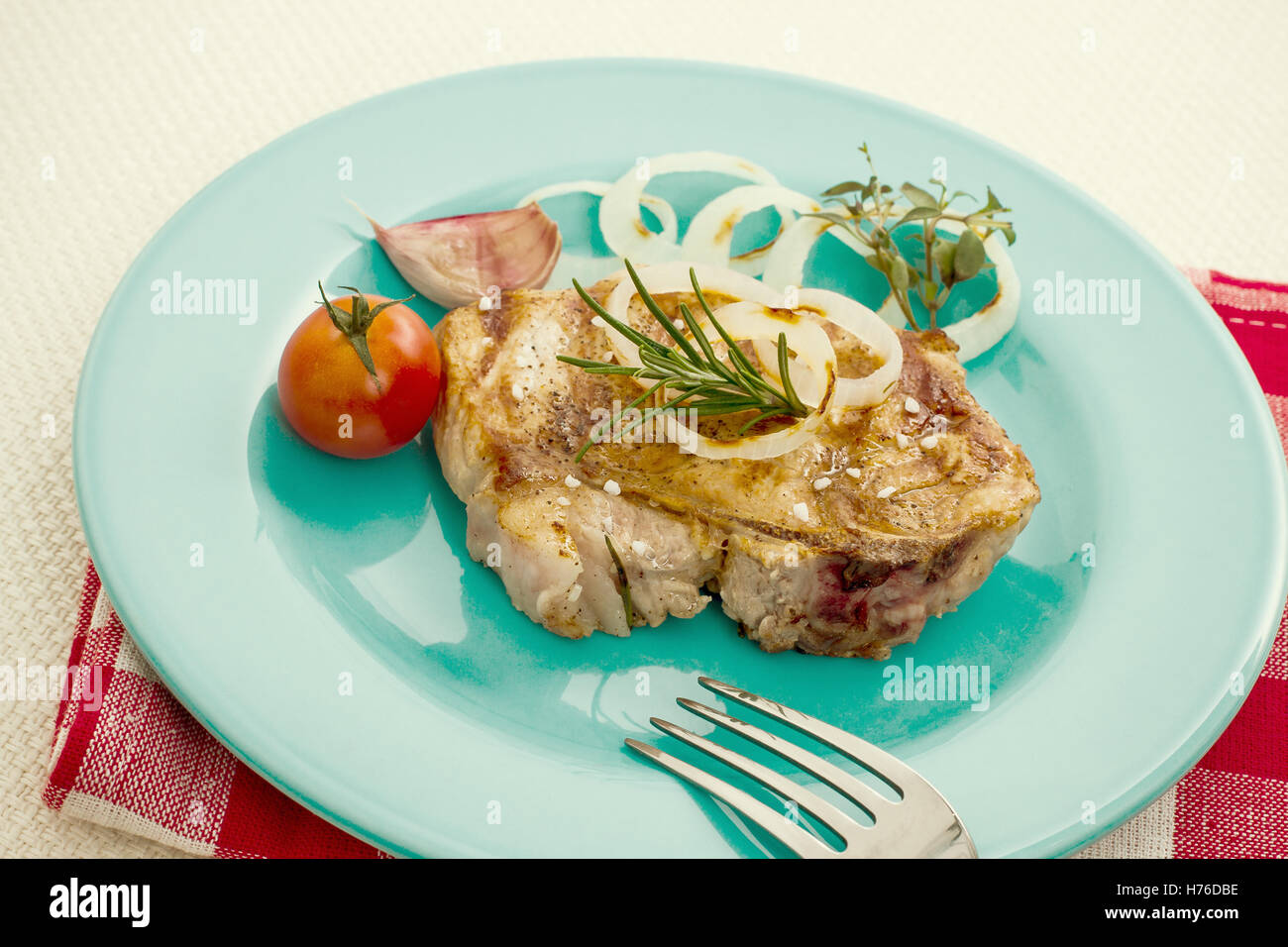 Côtelette de porc grillé juteux avec oignon, teinté élégant Banque D'Images