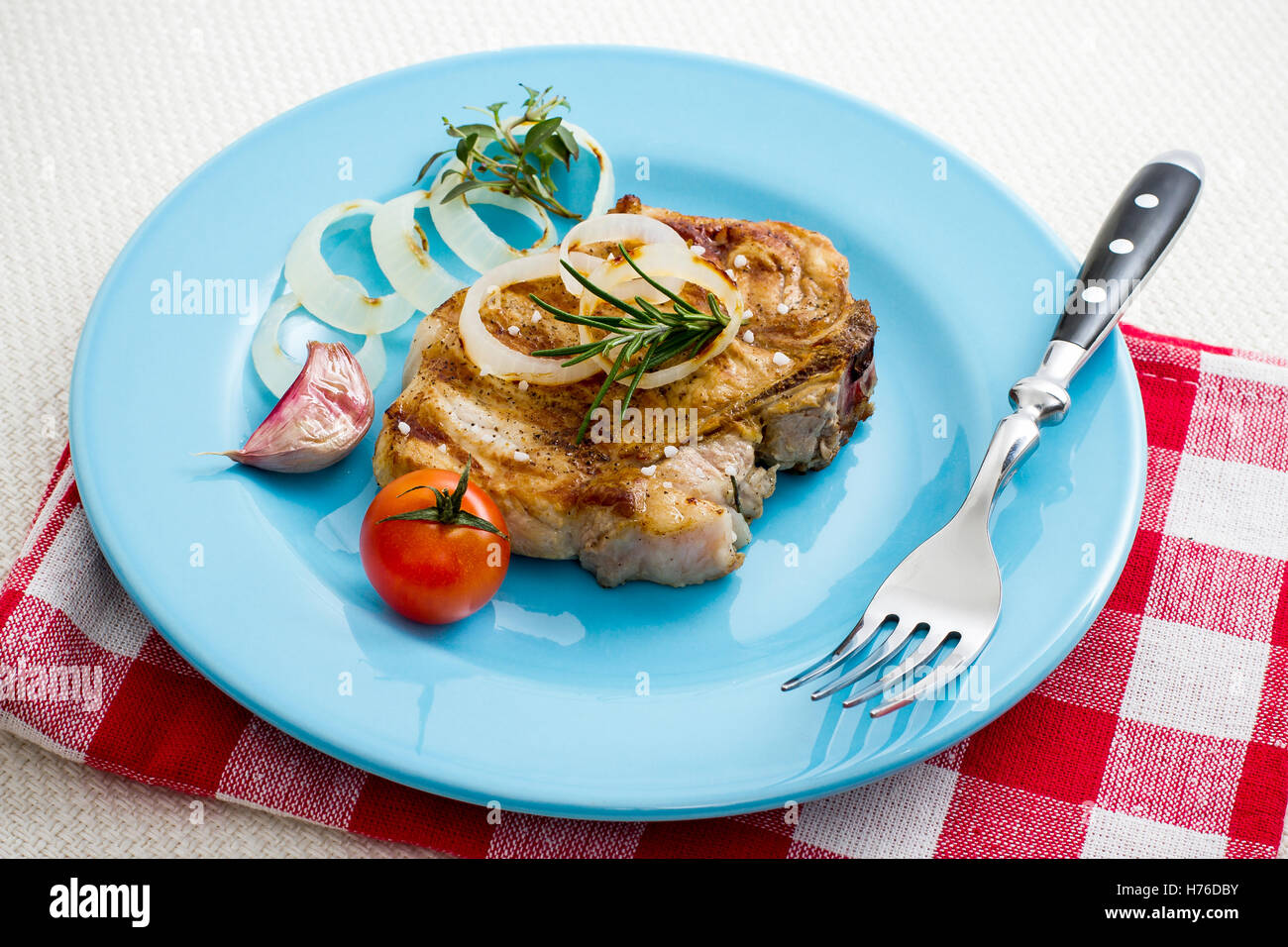 Côtelette de porc grillé juteux avec oignon, teinté élégant Banque D'Images