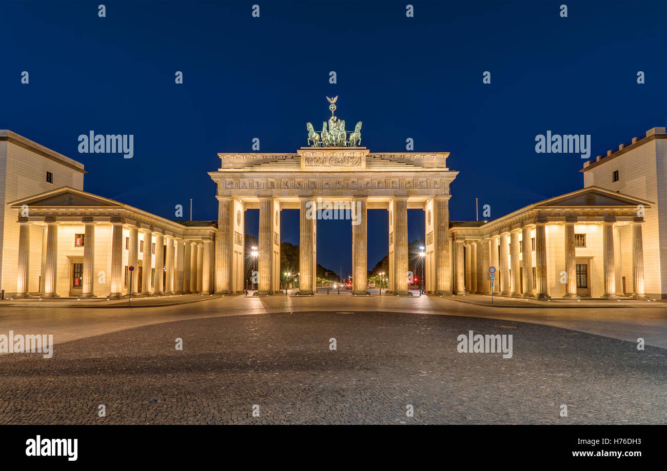 Le plus célèbre monument, la Brandenburger Tor, dans la nuit Banque D'Images