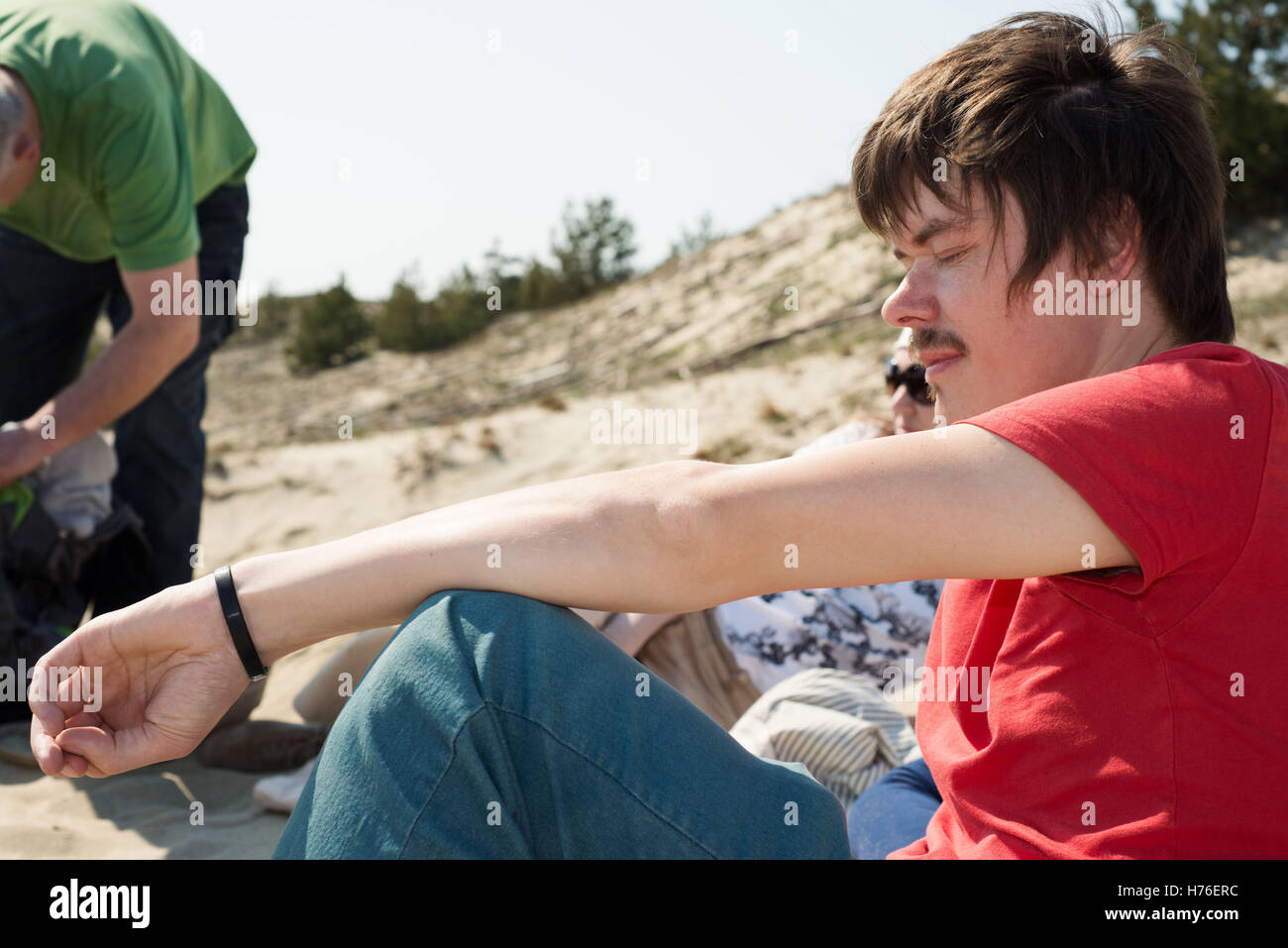 Jeune homme tourisme ou avec des amis dans la nature. Les yeux fermés. Banque D'Images