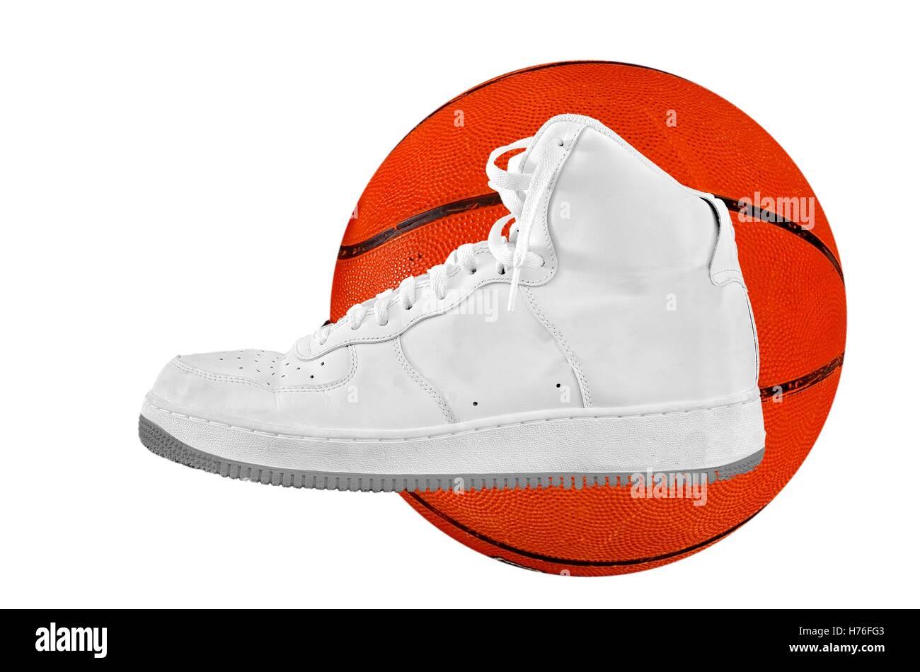 Un haut-top classic chaussure de basket en cuir blanc avec une sneaker basket-ball isolated on white Banque D'Images Un haut-top classic chaussure de basket en cuir blanc avec une sneaker basket-ball isolated on white Banque D'Images