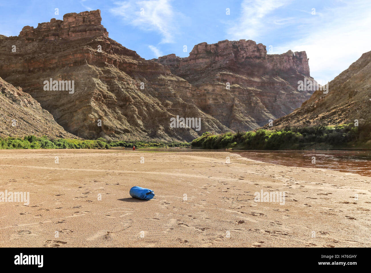 Un seul fleuve bleu drybag sur la plage de la rivière Colorado, au confluent de la Green River. Banque D'Images