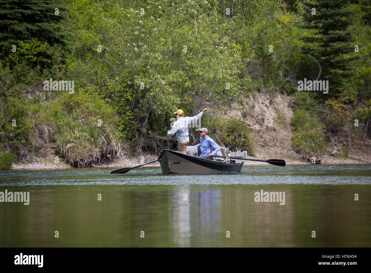 Deux hommes le poisson dans la rivière Kootenai NW Montana hors d'un bateau à la dérive. Banque D'Images