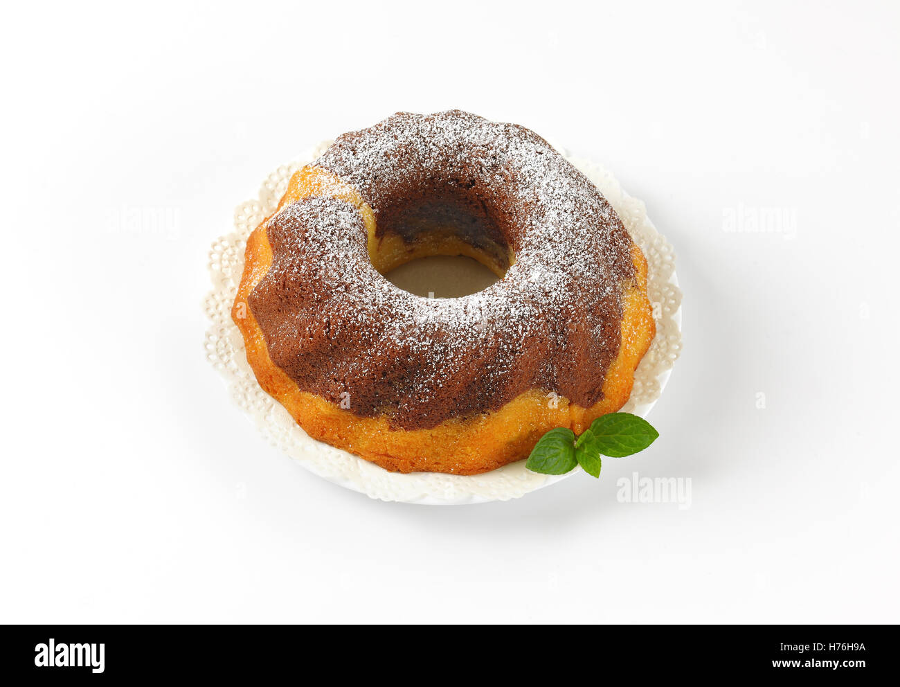En gâteau bundt on white plate Banque D'Images