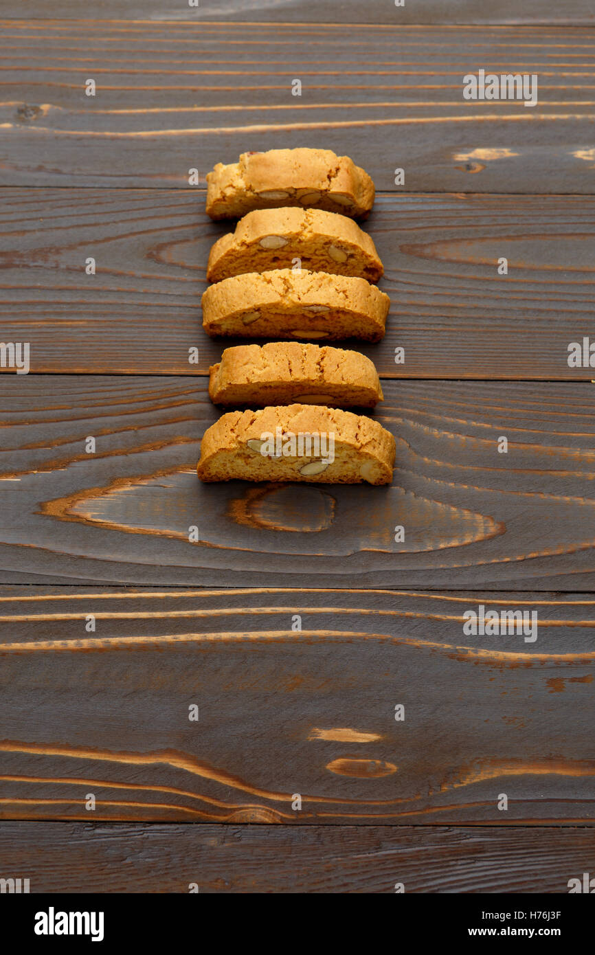 L'Italien cantuccini cookie avec remplissage d'amande sur fond de bois Banque D'Images