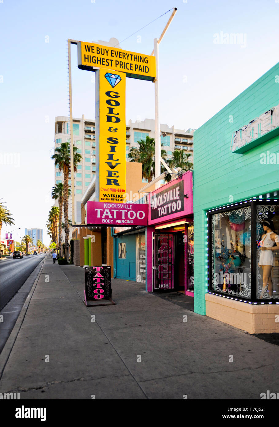 Magasin de jouet et d'autres vitrines au crépuscule au centre-ville de Las Vegas, Nevada Banque D'Images