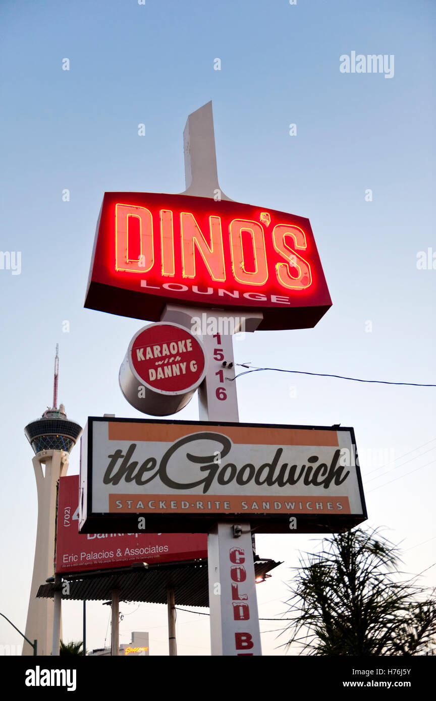 Signer en face de Dino's Restaurant and Lounge au centre-ville de Las Vegas, Nevada Banque D'Images