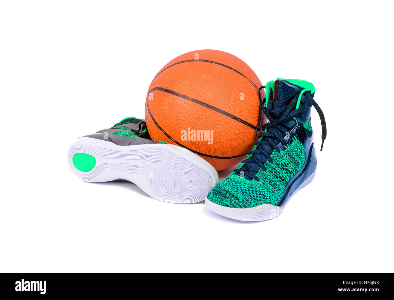 Haut ultra moderne vert et noir haut de basket-ball chaussures sport avec un terrain de basket-ball, isolated on white Banque D'Images Haut ultra moderne vert et noir haut de basket-ball chaussures sport avec un terrain de basket-ball, isolated on white Banque D'Images