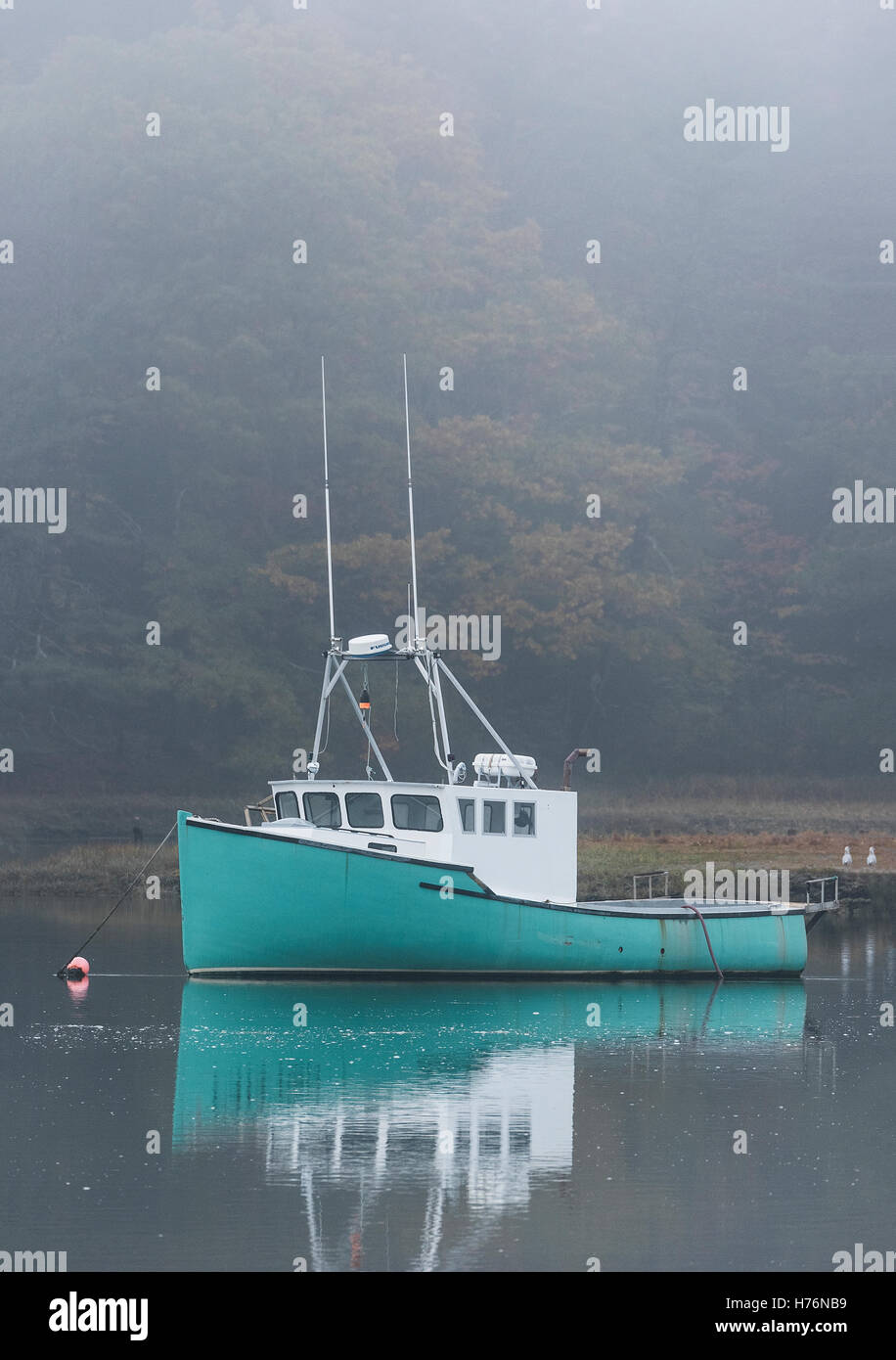 Bateau de pêche dans la brume du matin, Kennebunk, Maine, USA. Banque D'Images