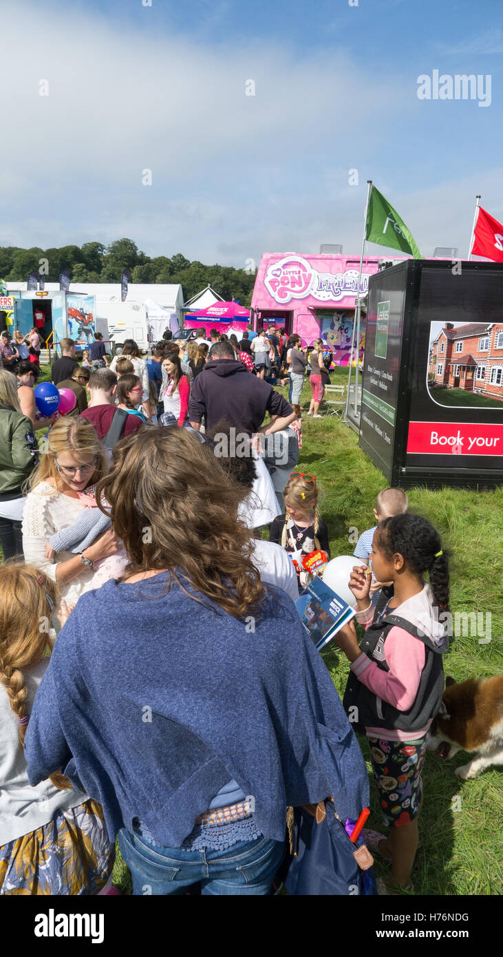 Longue file de gens qui attendaient pour visiter une attraction de plein air Banque D'Images