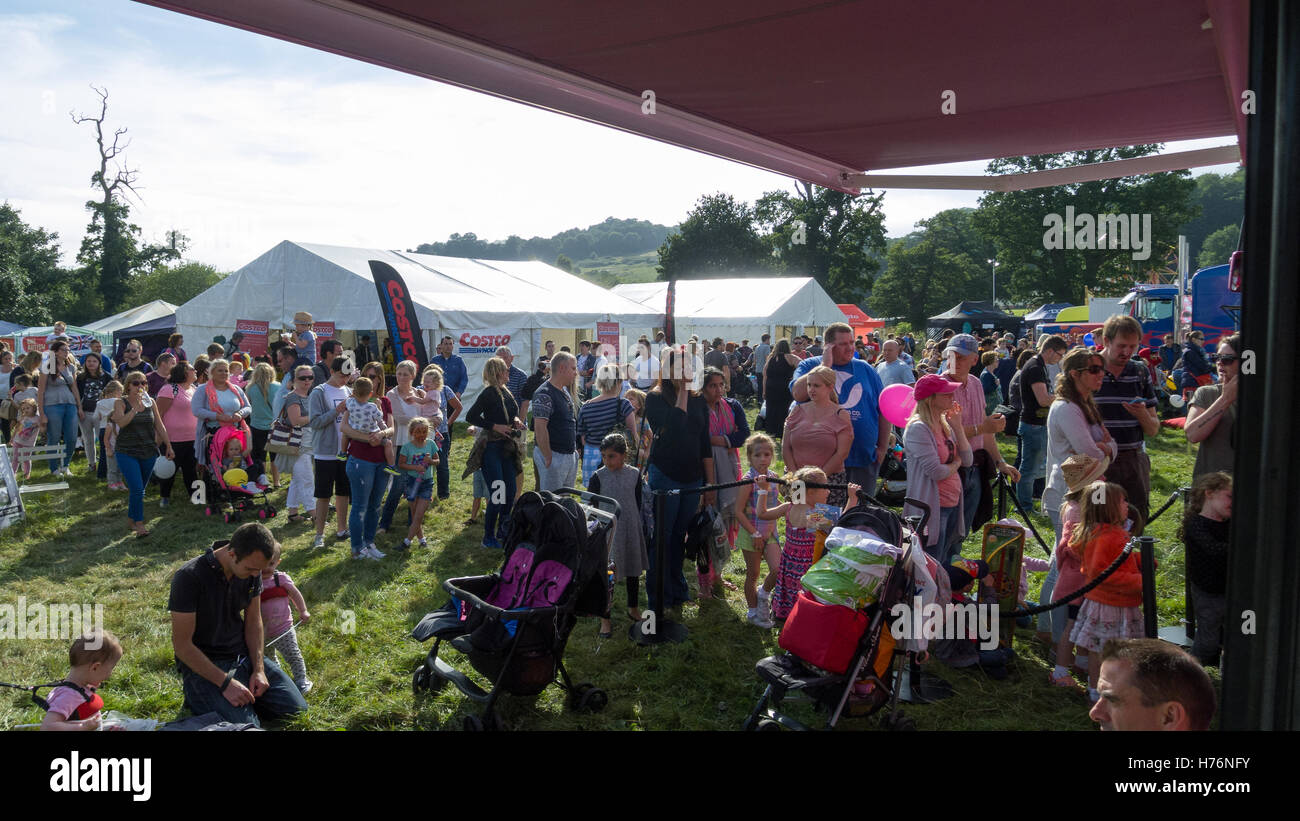 Longue file de gens qui attendaient pour visiter une attraction de plein air Banque D'Images