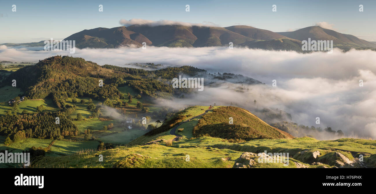 Swinside, Skiddaw et Blencathra un nuage au-dessus de l'inversion des cloches, Cat Lake District National Park, Angleterre, RU Banque D'Images