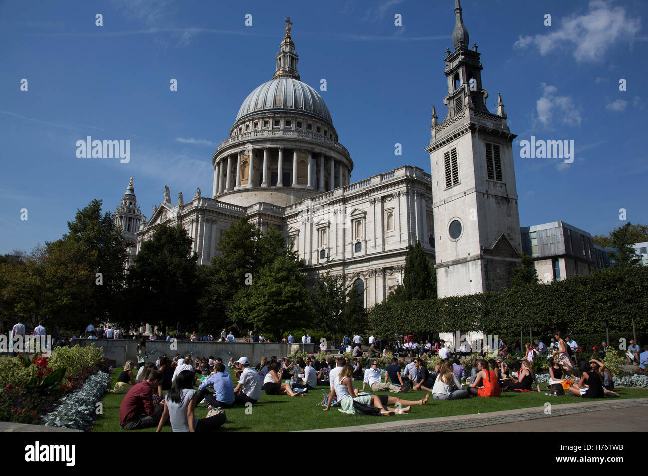 Les travailleurs de la ville de laïcs dans la chaleur de l'été des températures à l'extérieur de la Cathédrale St Paul à Londres, Angleterre, Royaume-Uni. Banque D'Images