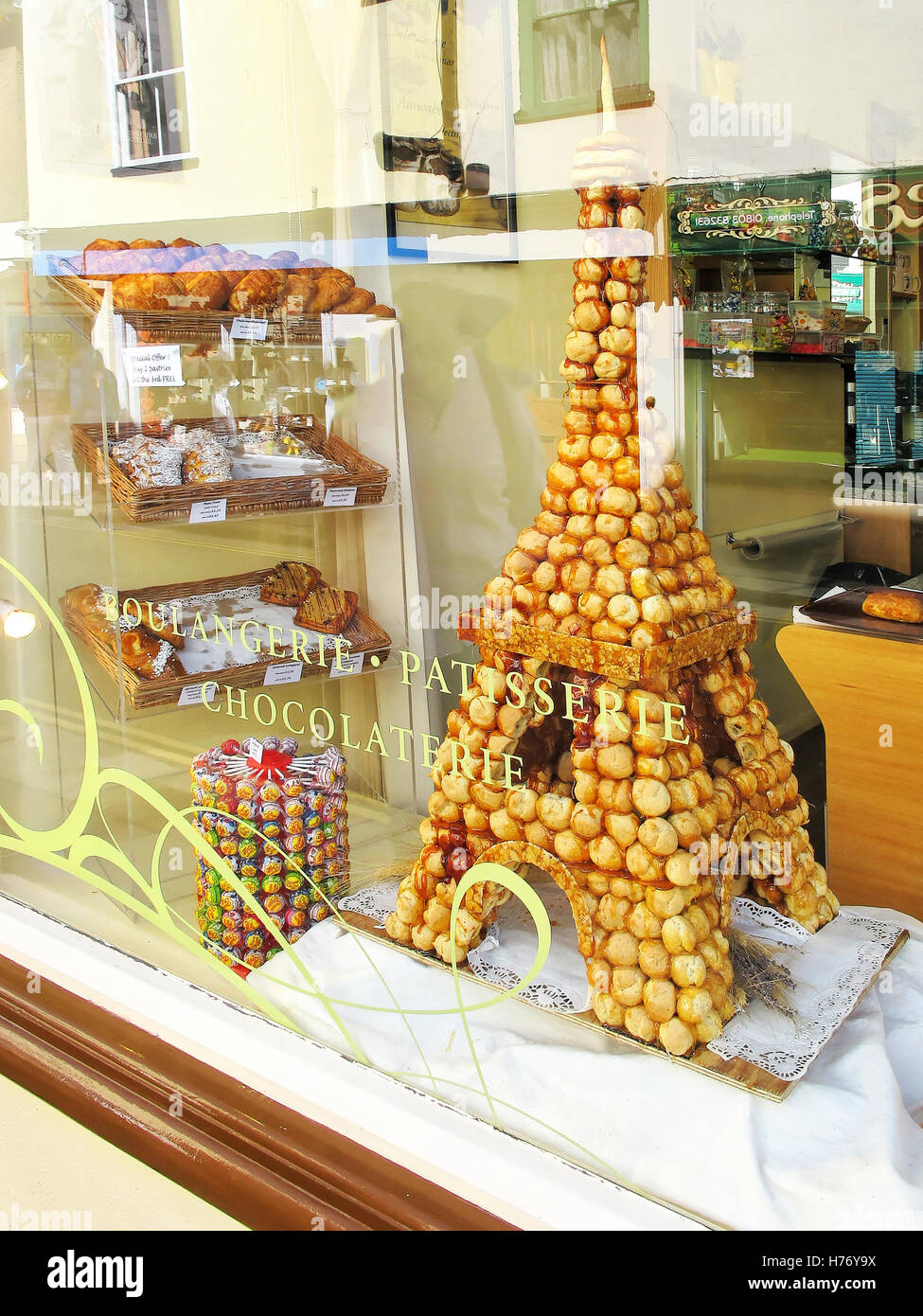 Dartmouth, Devon pattiserie français tour eiffel affichage de vitrine à thème Banque D'Images