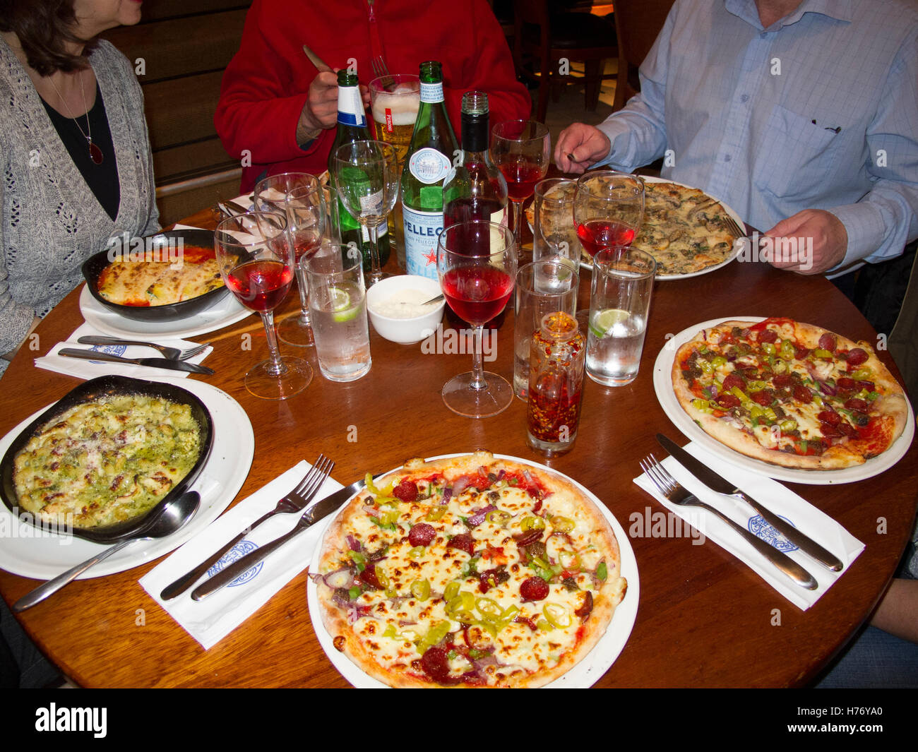Six repas prêt à manger chez Pizza Express avec des boissons diverses Banque D'Images