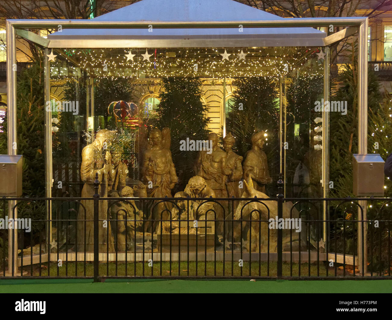 Glasgow aime la célébration de Noël George Square lumières décorations de scène de nativité Banque D'Images