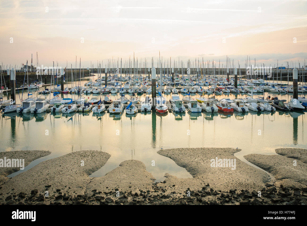 LE HAVRE, FRANCE - 16 septembre 2012 : Coucher de soleil sur la marina, dans le Havre, Normandie, France Banque D'Images