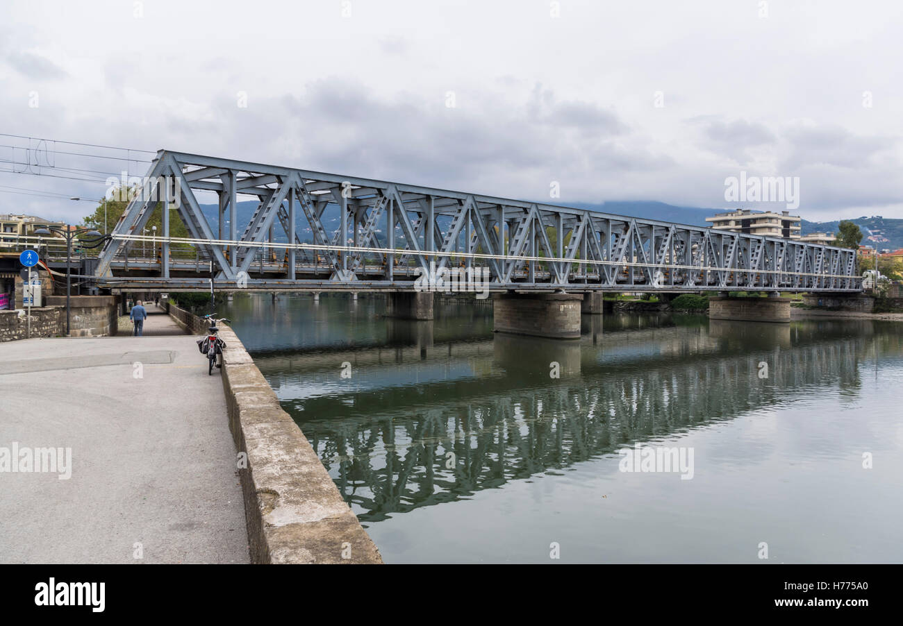 Warren Truss pont-rail enjambant la rivière Entella entre Chiavari et Lavagna, Ligurie, Italie. Banque D'Images