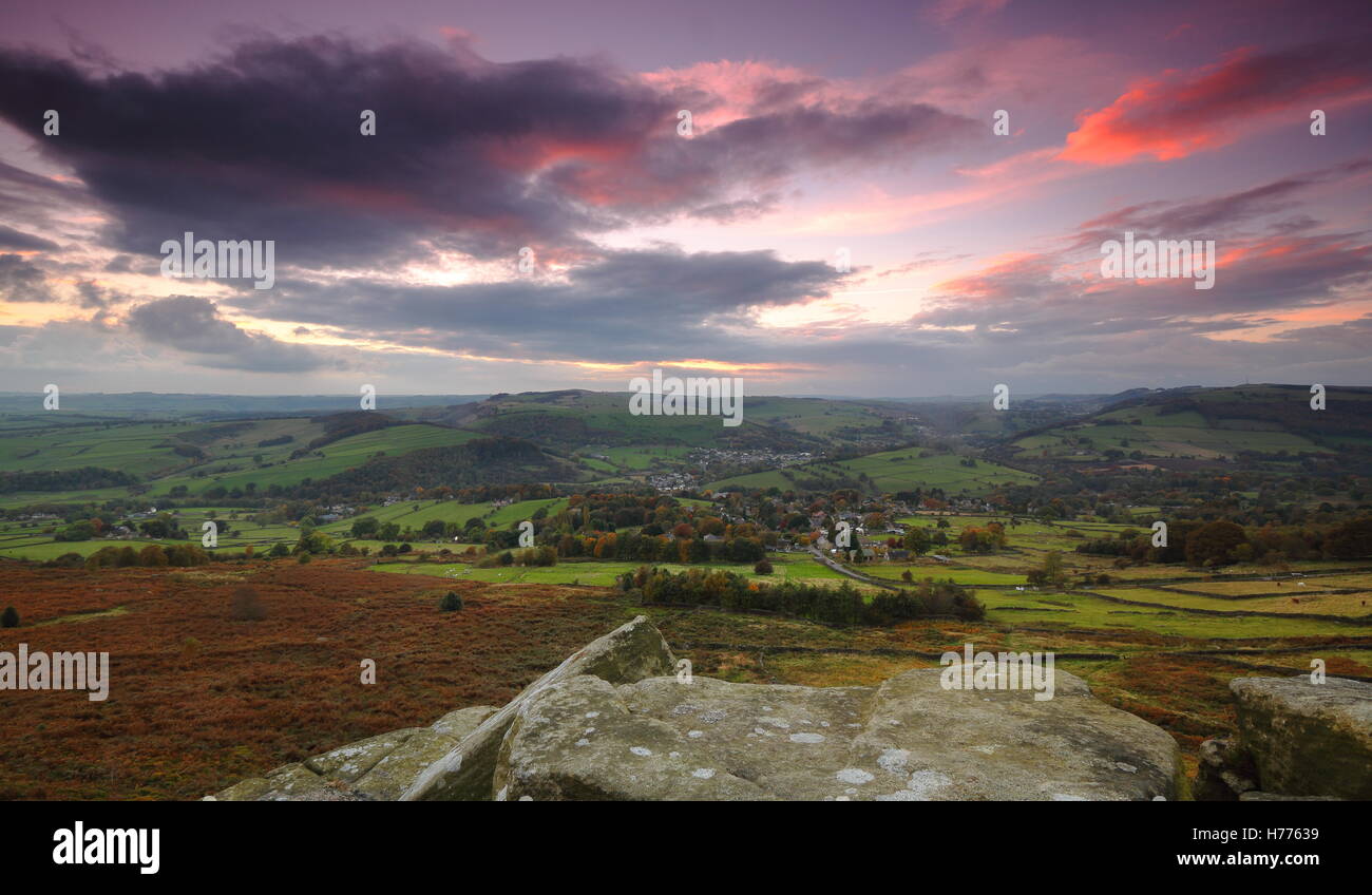 Coucher de soleil sur la Vallée de Derwent, Derbyshire vu à partir d'un affleurement pierre meulière sur bord Buxton, parc national de Peak District UK -Octobre Banque D'Images