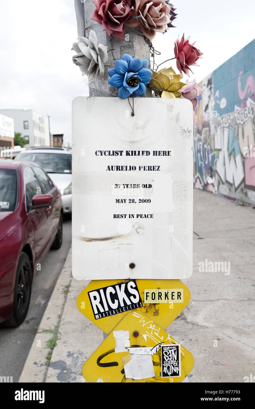 Photographie d'écriteau indiquant la mort d'un cycliste à Brooklyn, New York, USA un mémorial pour Aurello Perez, une affiche indiquant sa mort le lampadaire Banque D'Images