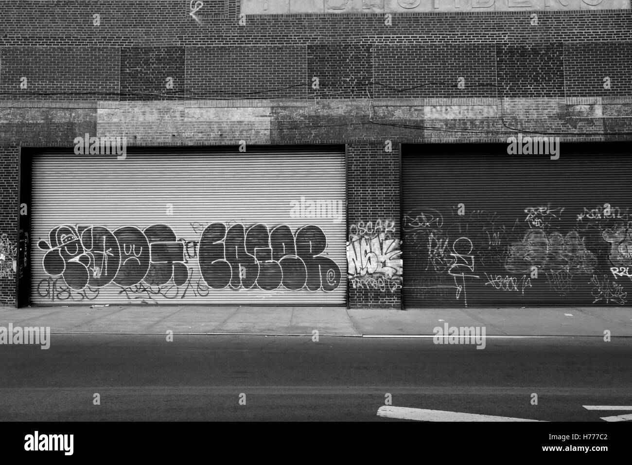 Photo murale Graffiti street art le long Meserole St à l'Est de la section du Nouveau-Brunswick / Williamsburg Brooklyn, New York City, USA Banque D'Images
