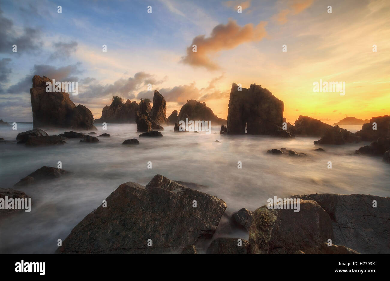 Rocky beach at sunset, Pegadung Beach, Lampung, Indonésie Banque D'Images