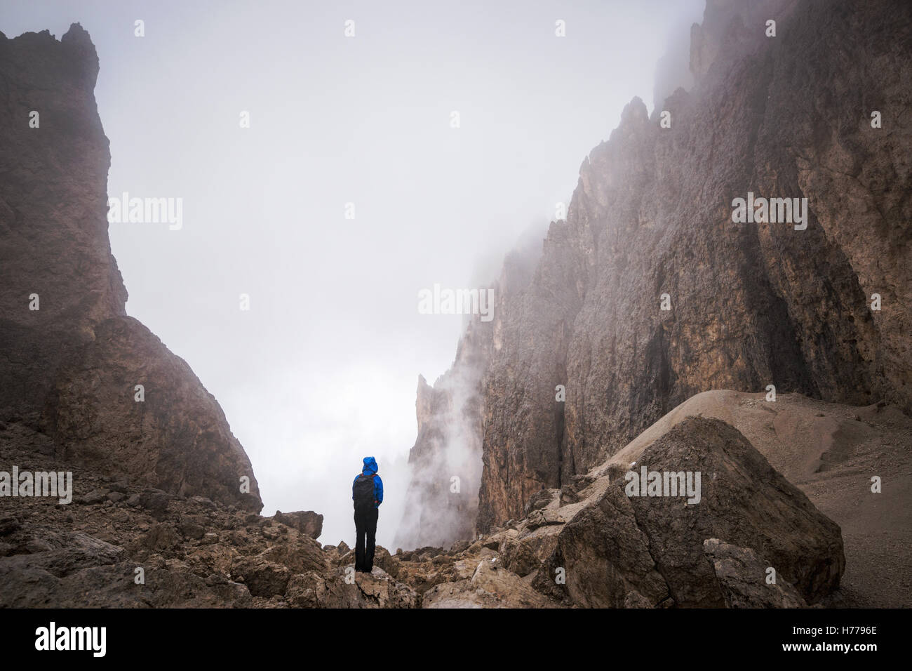 Jeune femme debout dans les montagnes, Dolomites, Val Gardena, Tyrol du Sud, Italie Banque D'Images