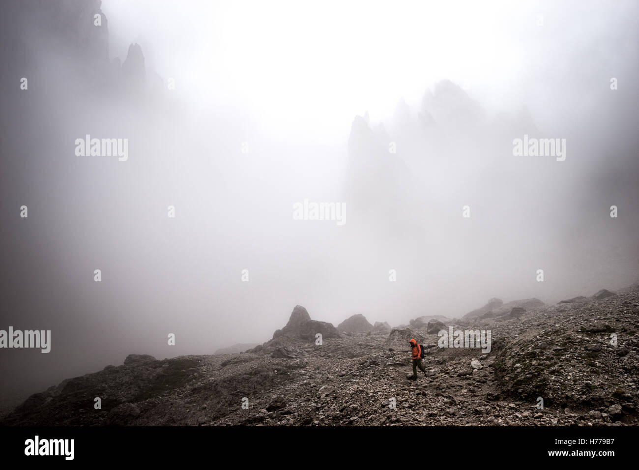 Homme randonnée dans le brouillard dans les Dolomites, Val Gardena, Italie du Sud Banque D'Images