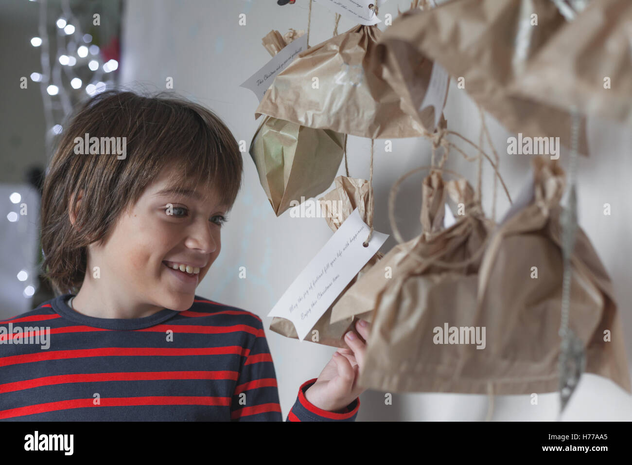 Smiling boy standing par son calendrier de l'avent Banque D'Images