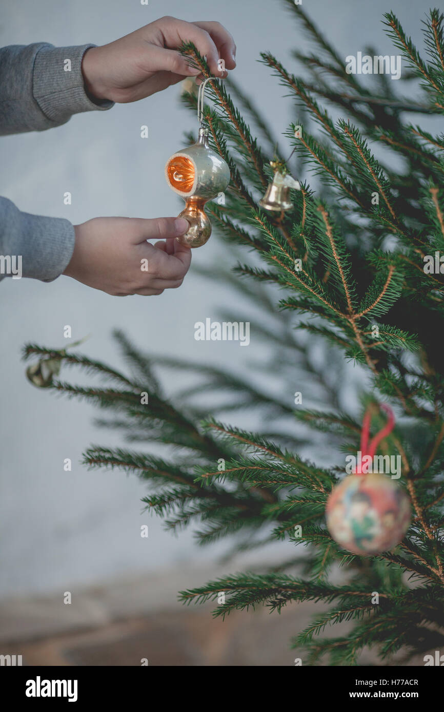 Boy decorating a Christmas Tree Banque D'Images