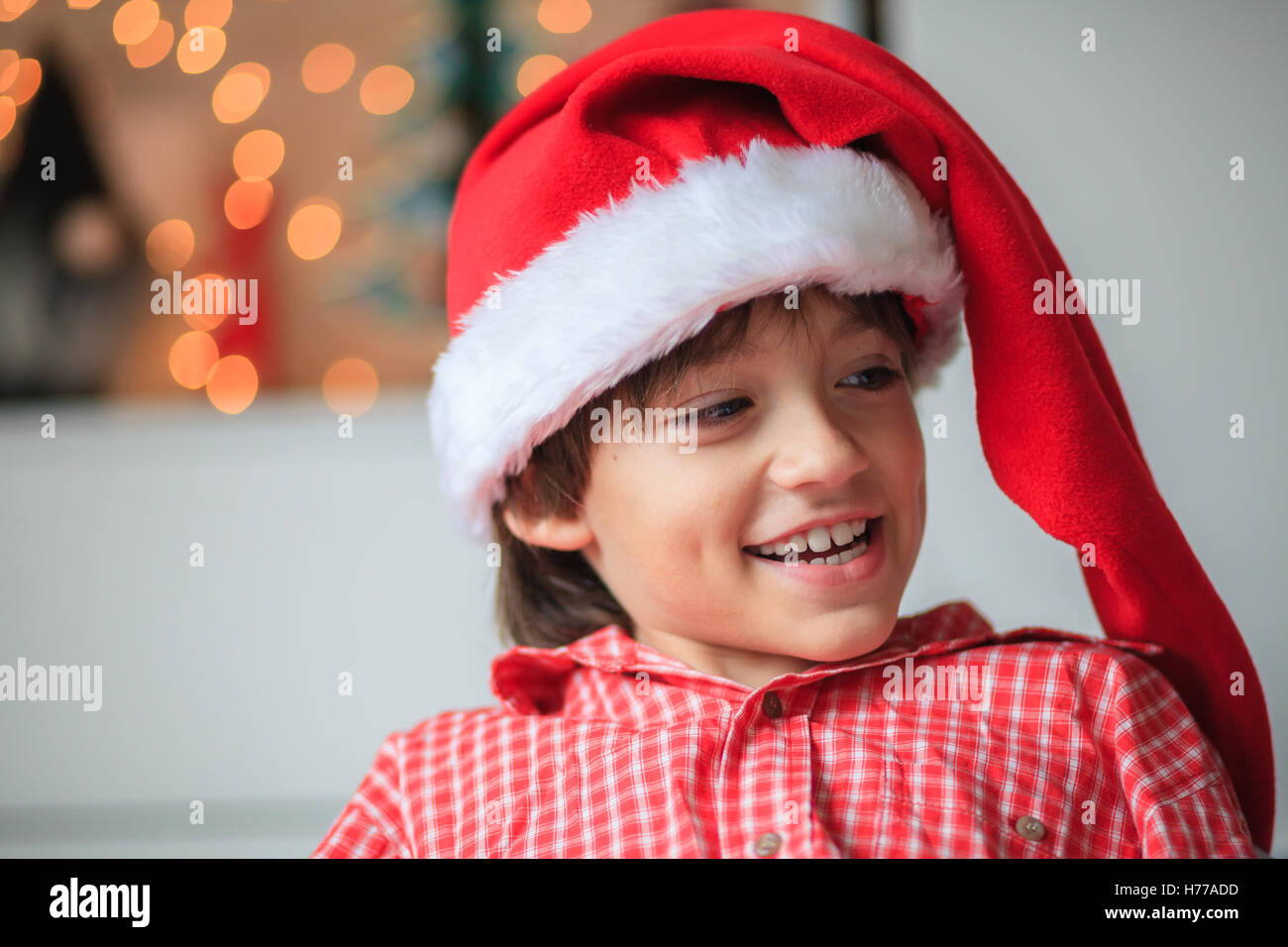 Portrait of a Boy wearing a christmas santa hat Banque D'Images