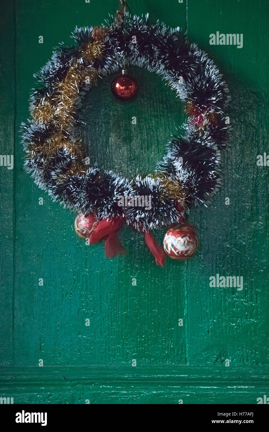 Les guirlandes de Noël avec guirlande de noël sur une porte Banque D'Images