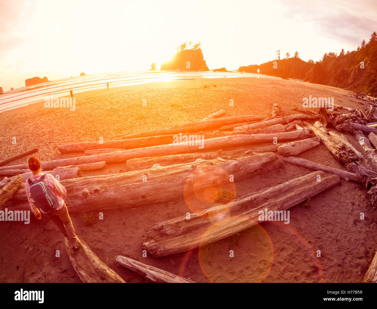 Femme debout sur une bûche sur la plage, la Plush, Washington, États-Unis Banque D'Images