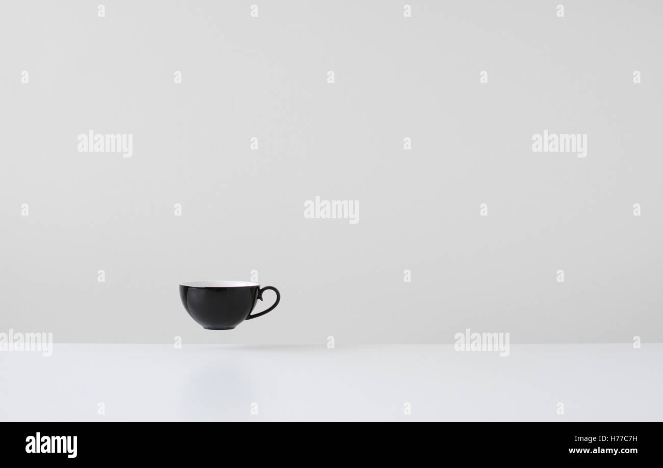 La tasse de café noir mi air flottante Banque D'Images
