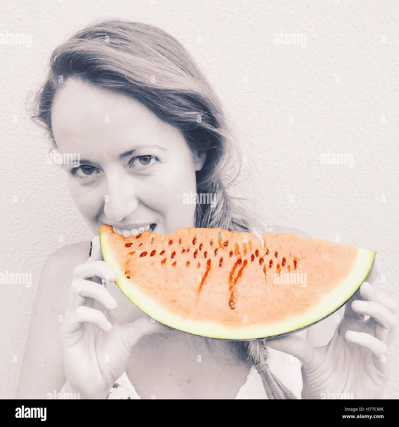 Femme mangeant une tranche de melon d'eau Banque D'Images Femme mangeant une tranche de melon d'eau Banque D'Images
