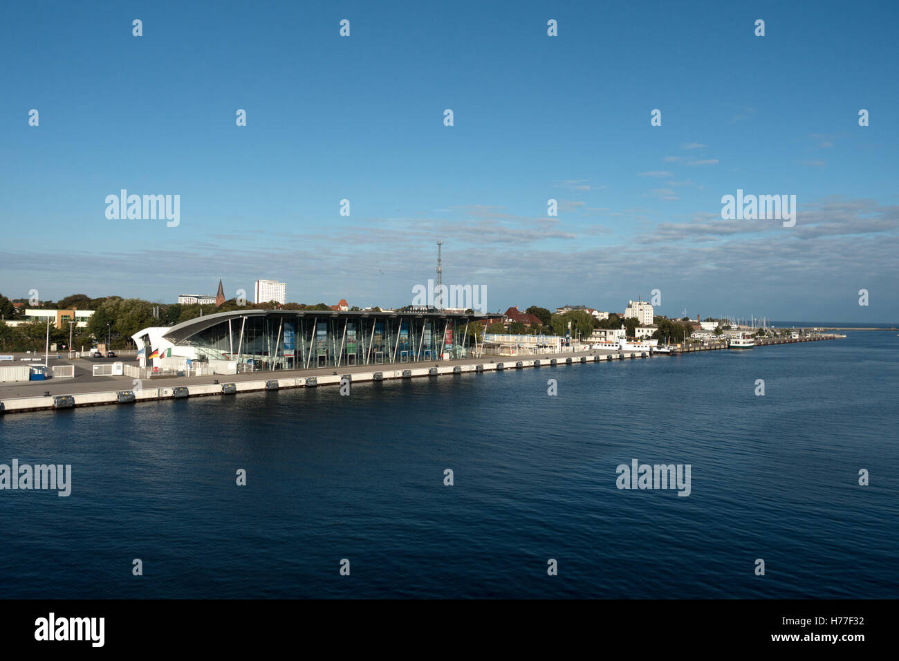 Vue du ferry au port de Warnemünde, Schleswig-Holstein, Allemagne Banque D'Images Vue du ferry au port de Warnemünde, Schleswig-Holstein, Allemagne Banque D'Images