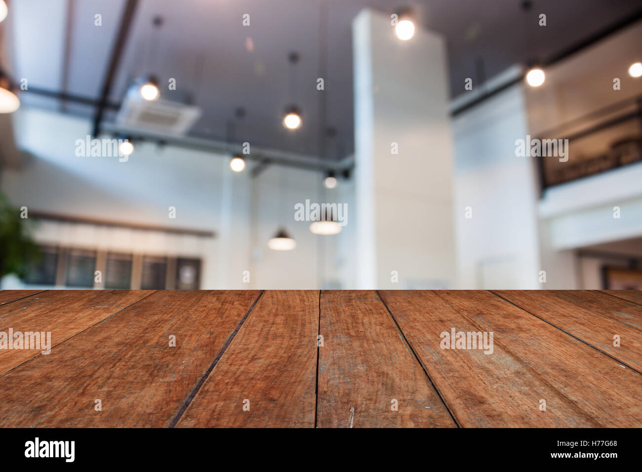 Table en bois brun avec abstract blur coffee shop pour le fond de l'intérieur Banque D'Images
