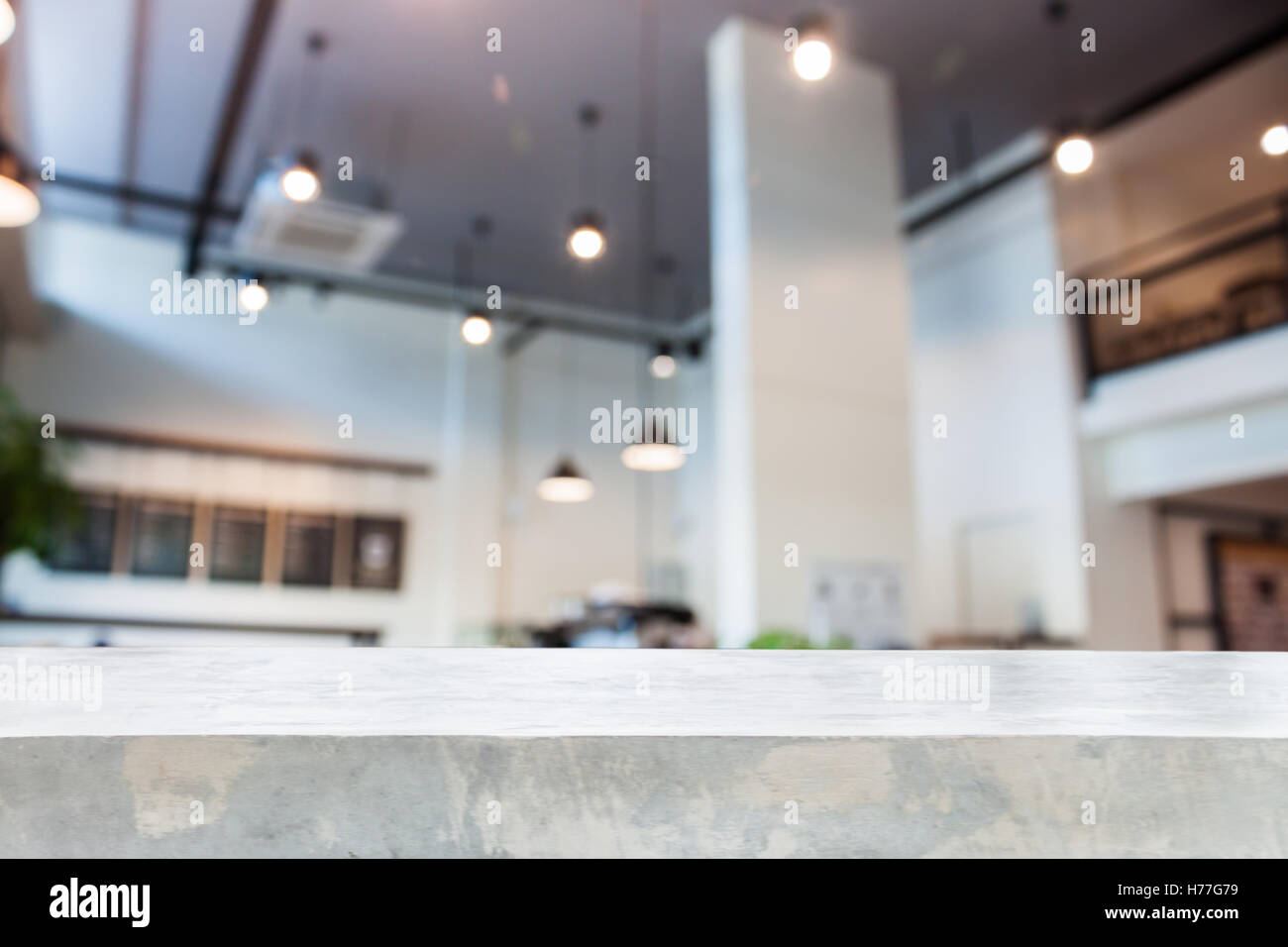Table en béton avec abstract blur coffee shop pour le fond de l'intérieur Banque D'Images