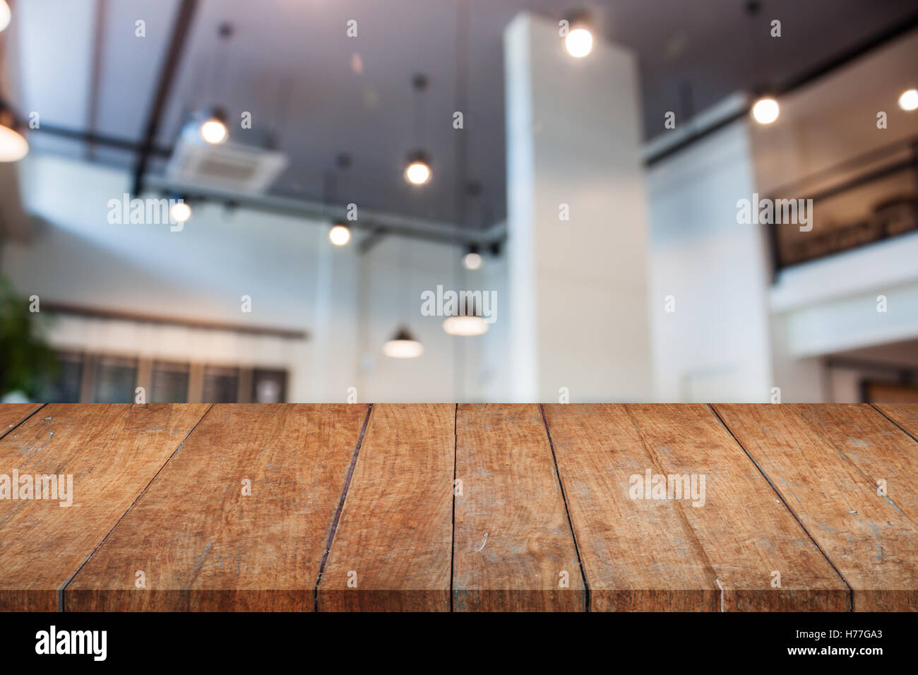 Table en bois avec vue haut abstract blur coffee shop pour le fond de l'intérieur Banque D'Images