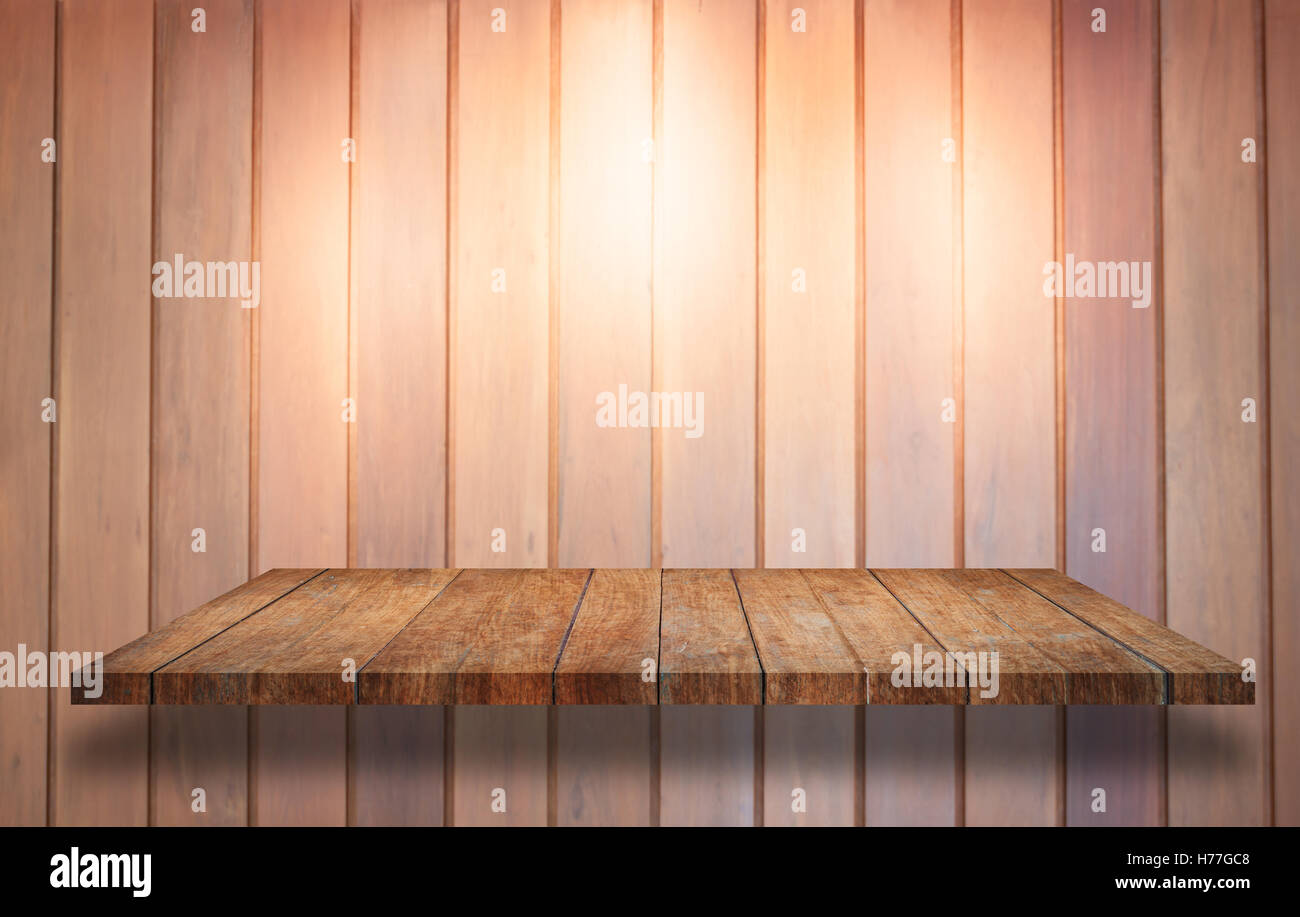 Haut de planche en bois avec spot de lumière sur fond de mur en bois, stock photo Banque D'Images