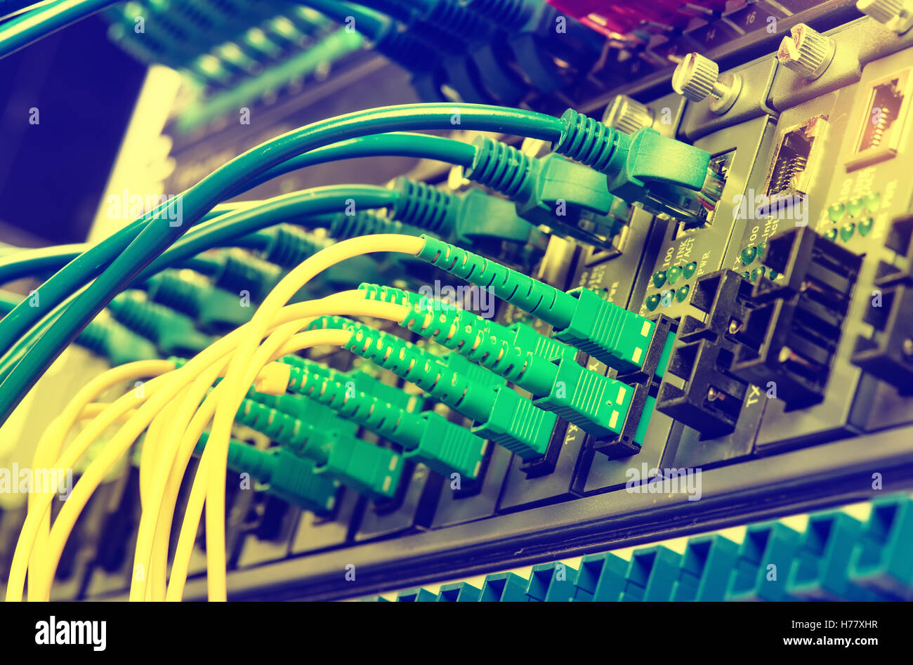 Les câbles à fibre optique connecté à un réseau de ports optiques et ...